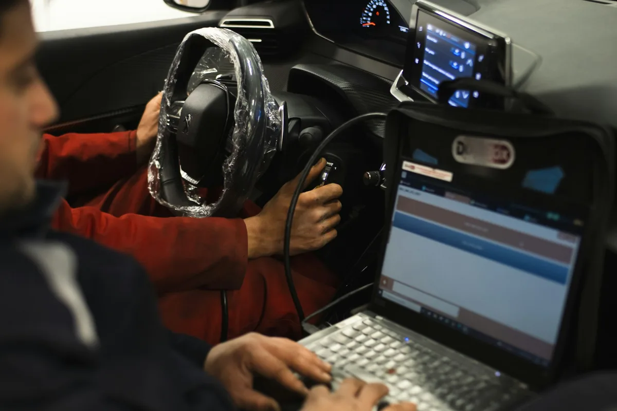 Motor yazılımı okuma için araca bağlanmış bilgisayar