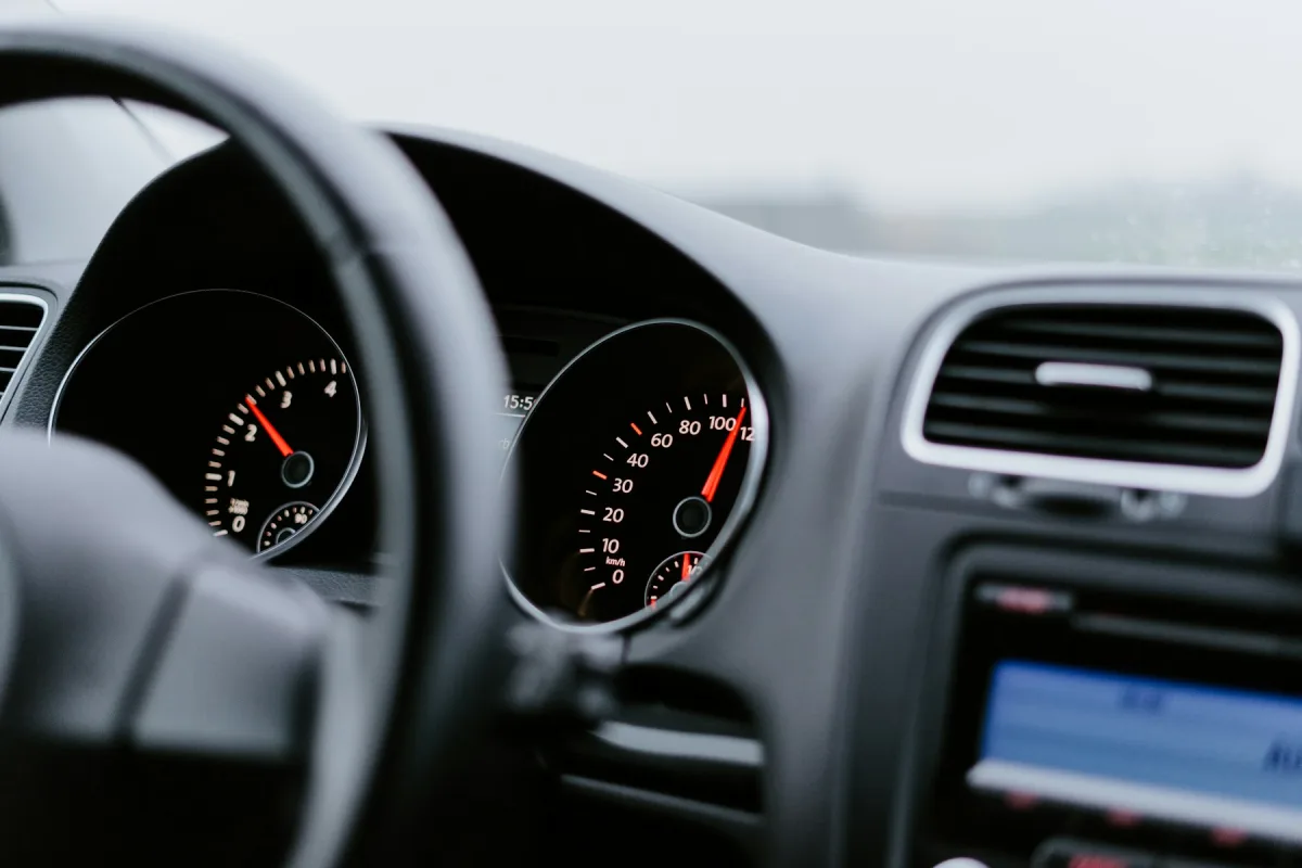 Gösterge panelinde yanan motor arıza lambası