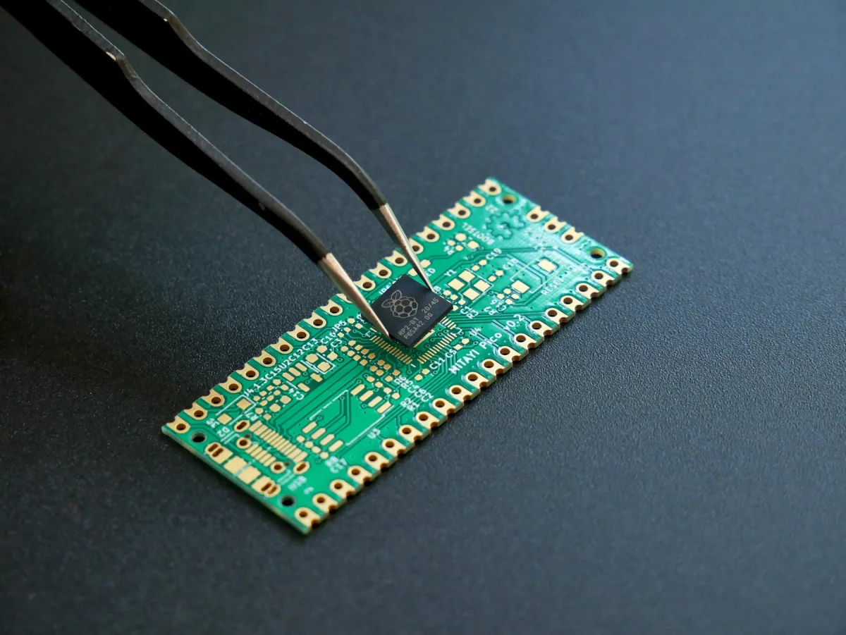 Elektronik kontrol ünitesi kartı üzerinde lehimleme işlemi