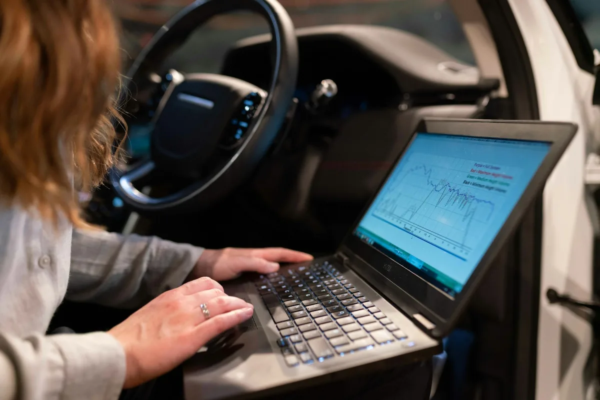 Motor yazılımı için araca bağlanmış bilgisayar